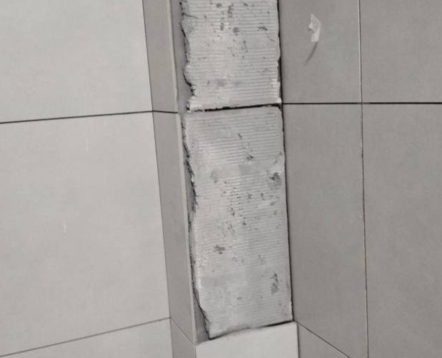 如东瓷砖空鼓维修公司分享下瓷砖施工前基层浇水润湿程度不足，可能导致以下问题